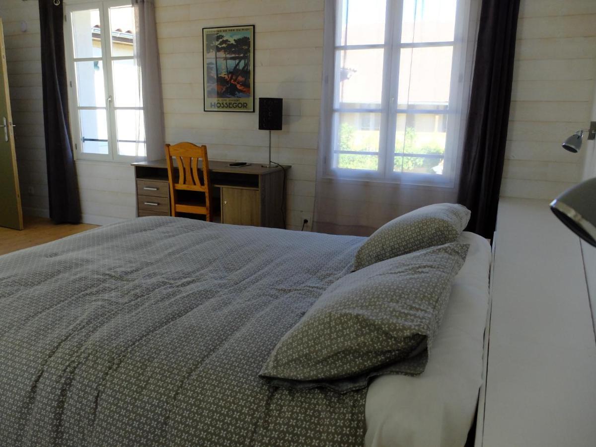 De L'Autre Cote Bed & Breakfast Garlin Luaran gambar